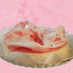 Tartufata Rosa -
Pan di spagna farcito di crema e panna, fragole fresche a fette con sfoglia aromatizzata alla fragola.
